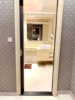 capital o 75451 podstel hostel bangkok