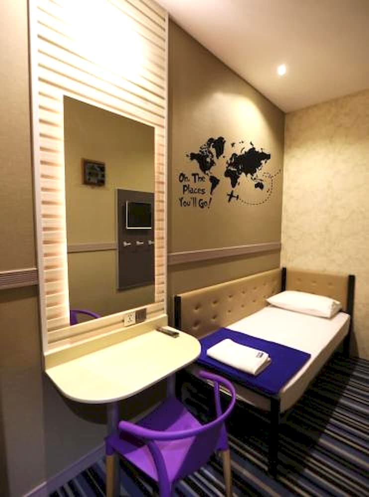 capital o 75451 podstel hostel bangkok