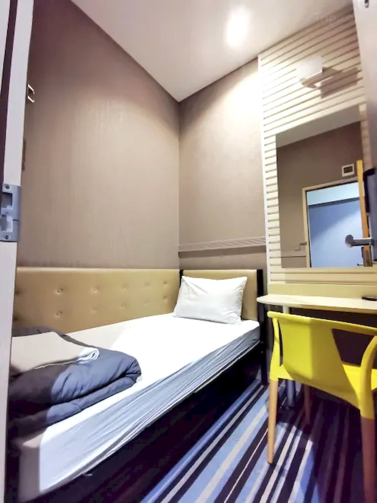 capital o 75451 podstel hostel bangkok