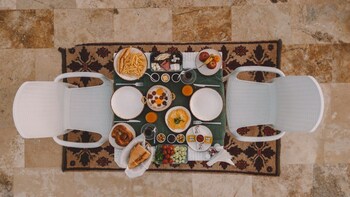 daphne cave hotel