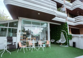 ekkamai buds and beds 420 hostel