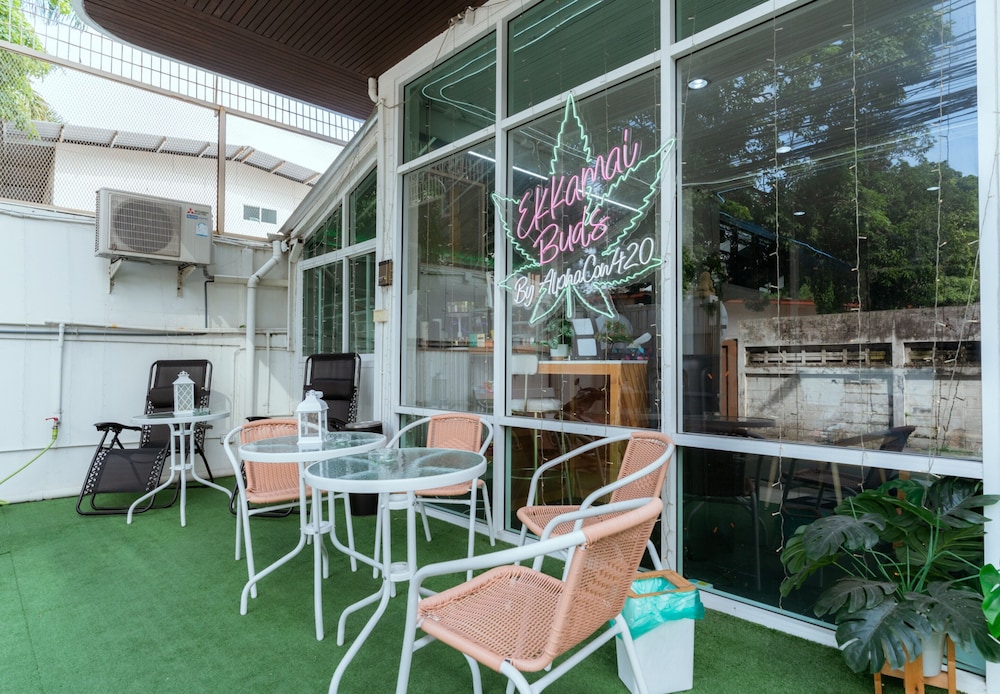 ekkamai buds and beds 420 hostel