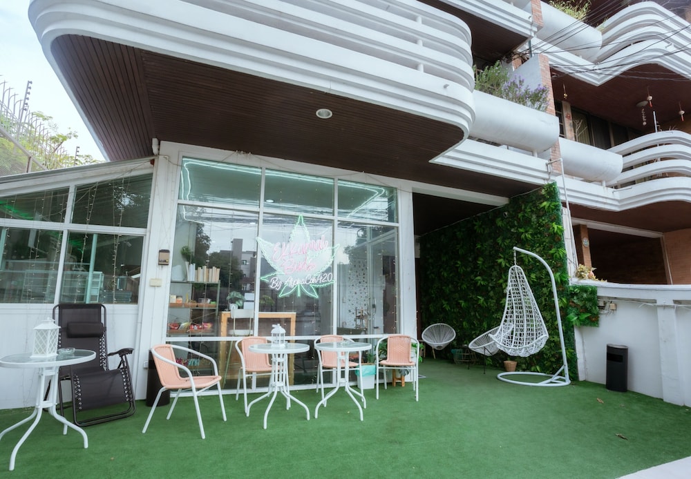 ekkamai buds and beds 420 hostel