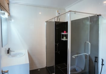 ekkamai buds and beds 420 hostel