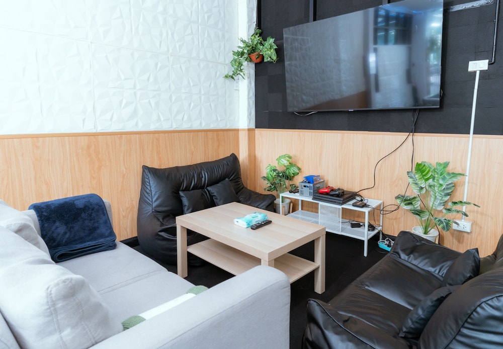 ekkamai buds and beds 420 hostel