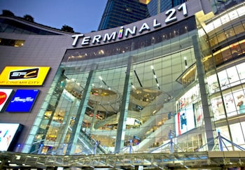 ekkamai buds and beds 420 hostel