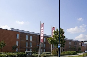 premier inn london heathrow airport t2 and t3 bath road