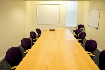 premier inn london heathrow airport t2 and t3 bath road