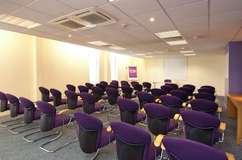 premier inn london heathrow airport t2 and t3 bath road