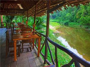 khao sok riverside cottage