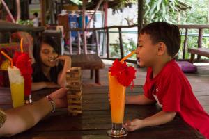 khao sok riverside cottage