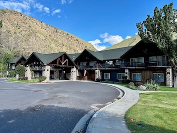 salmon rapids lodge