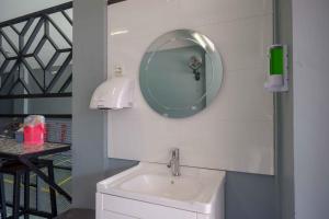 reddoorz plus near patung kuda undip