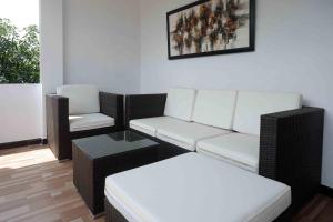 reddoorz plus near patung kuda undip