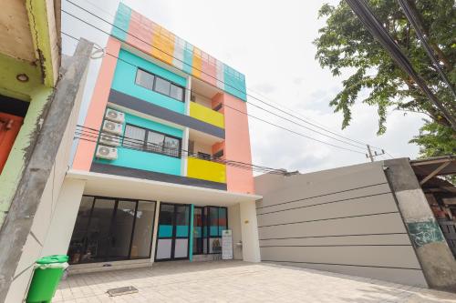 sans hotel clover ace surabaya by reddoorz