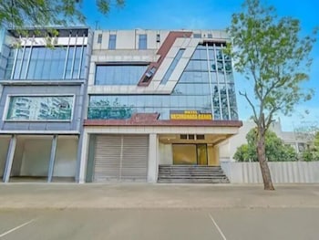 Hotel Vasundhara Grand,,3 star