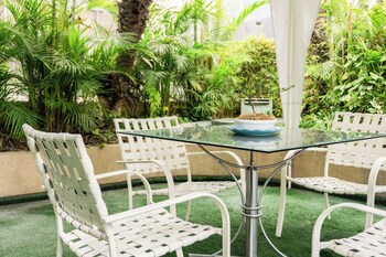 daniels apart hotel