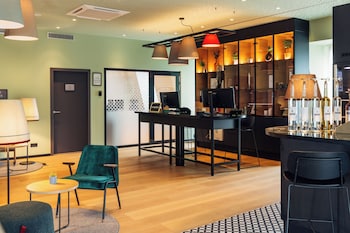 harrys home hotel and apartments