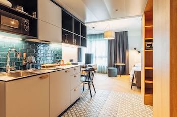 harrys home hotel and apartments