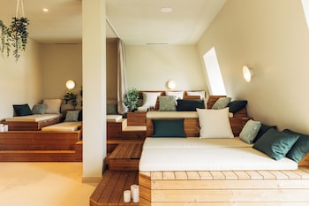 harrys home hotel and apartments