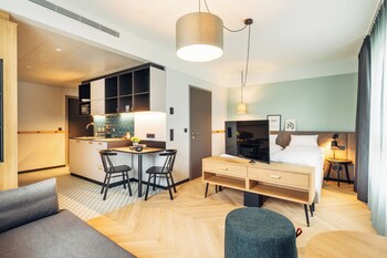 harrys home hotel and apartments