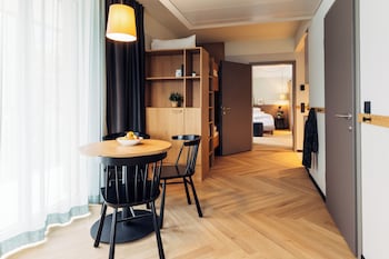 harrys home hotel and apartments