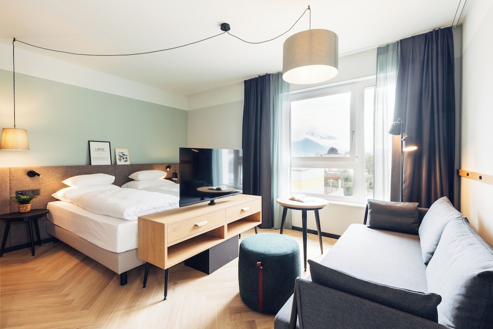 harrys home hotel and apartments