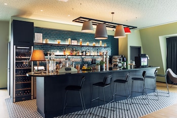 harrys home hotel and apartments