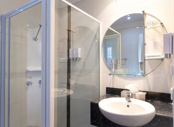 quality inn parkes international