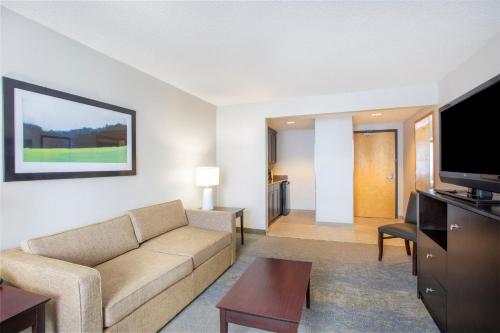 holiday inn and suites parsippany fairfield by ihg