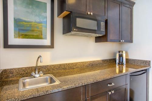 holiday inn and suites parsippany fairfield by ihg