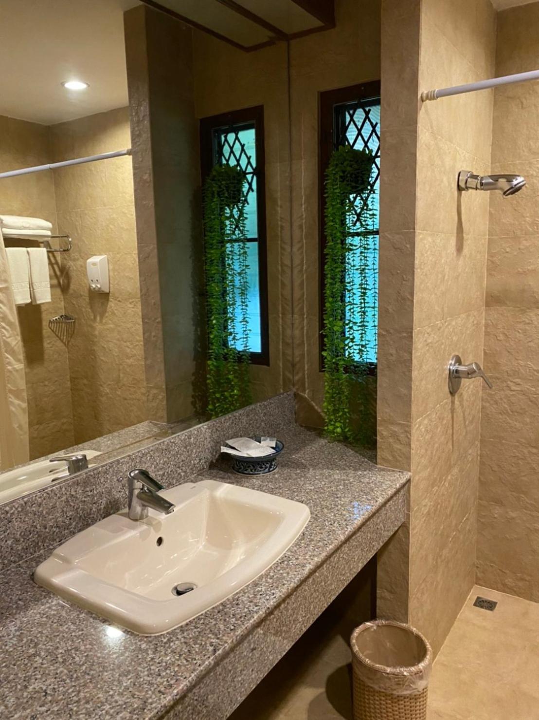 sailom resort bangsaphan