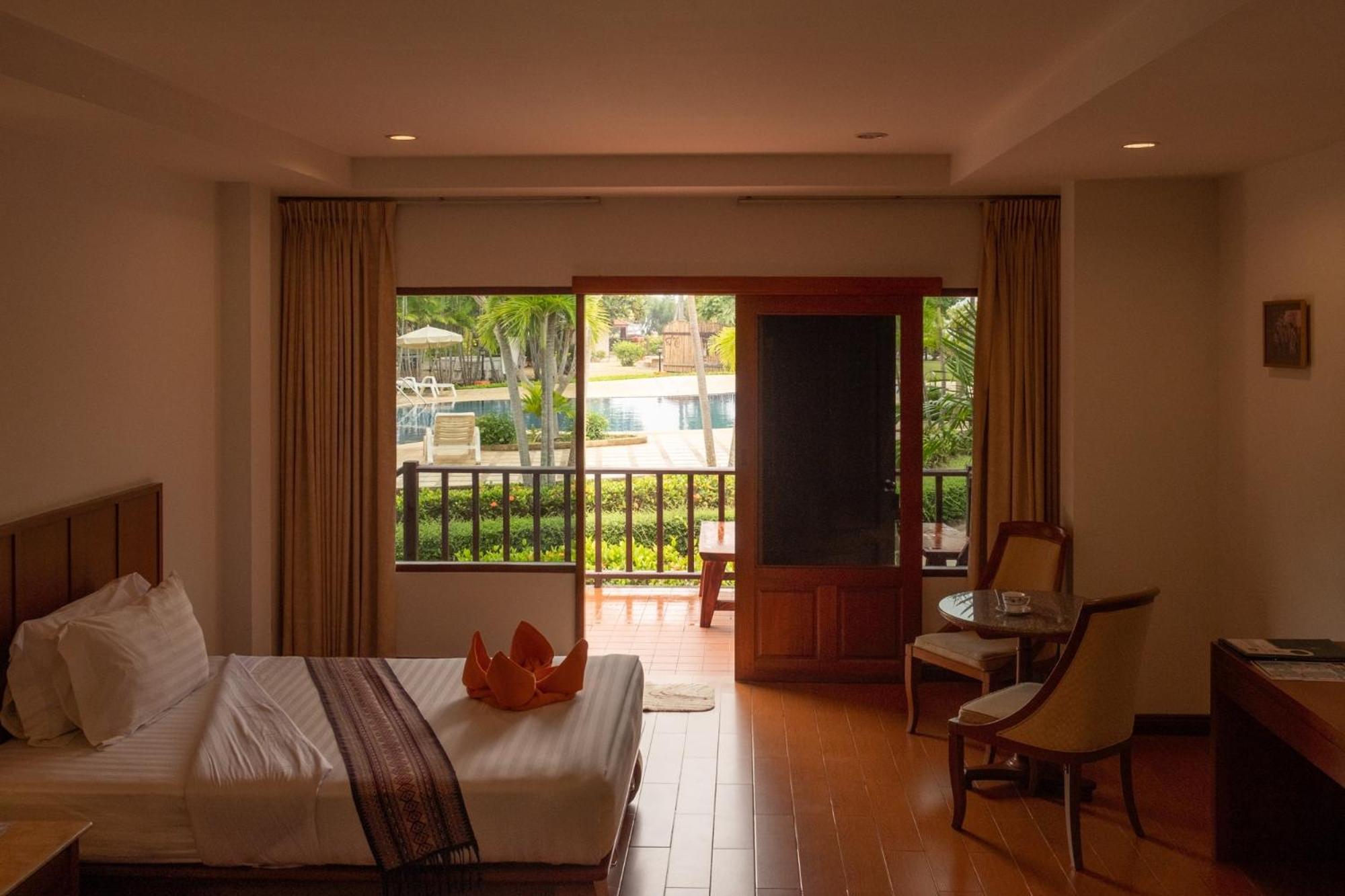 sailom resort bangsaphan