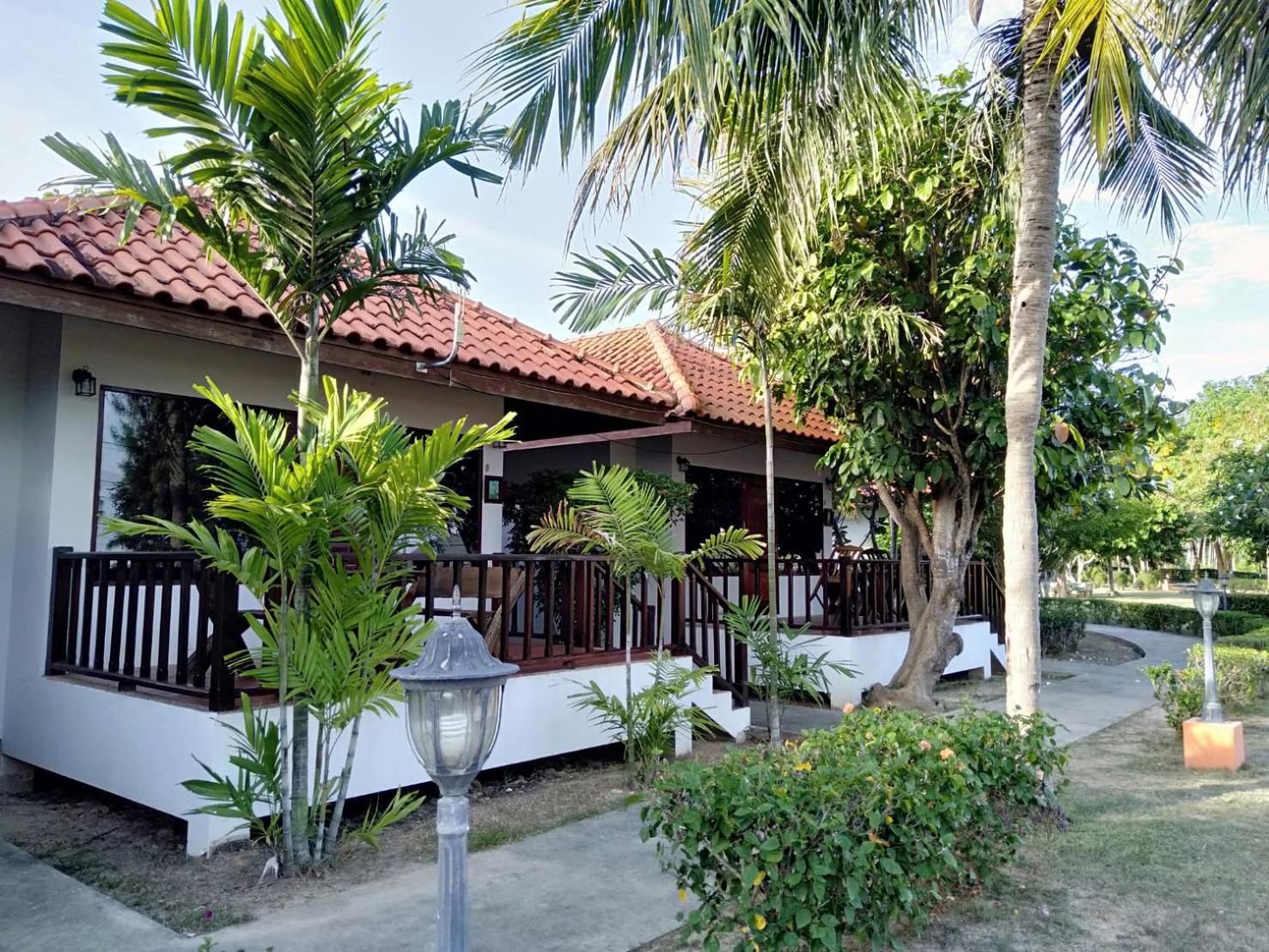 sailom resort bangsaphan