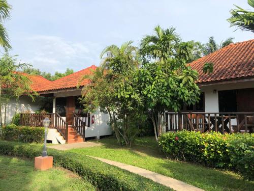 sailom resort bangsaphan