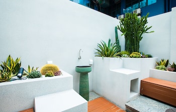 naive l executive apartments coast city