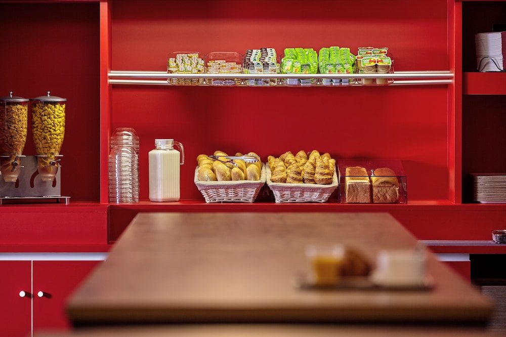 hotelf1 paris saint ouen marche aux puces