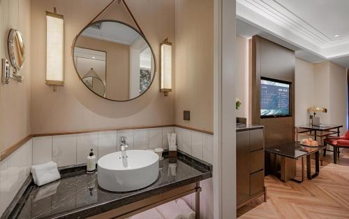 metropolo hotel xuzhou railway station jinlong lake metro station