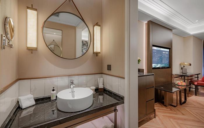 metropolo hotel xuzhou railway station jinlong lake metro station