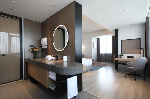 sunstone plaza hotel