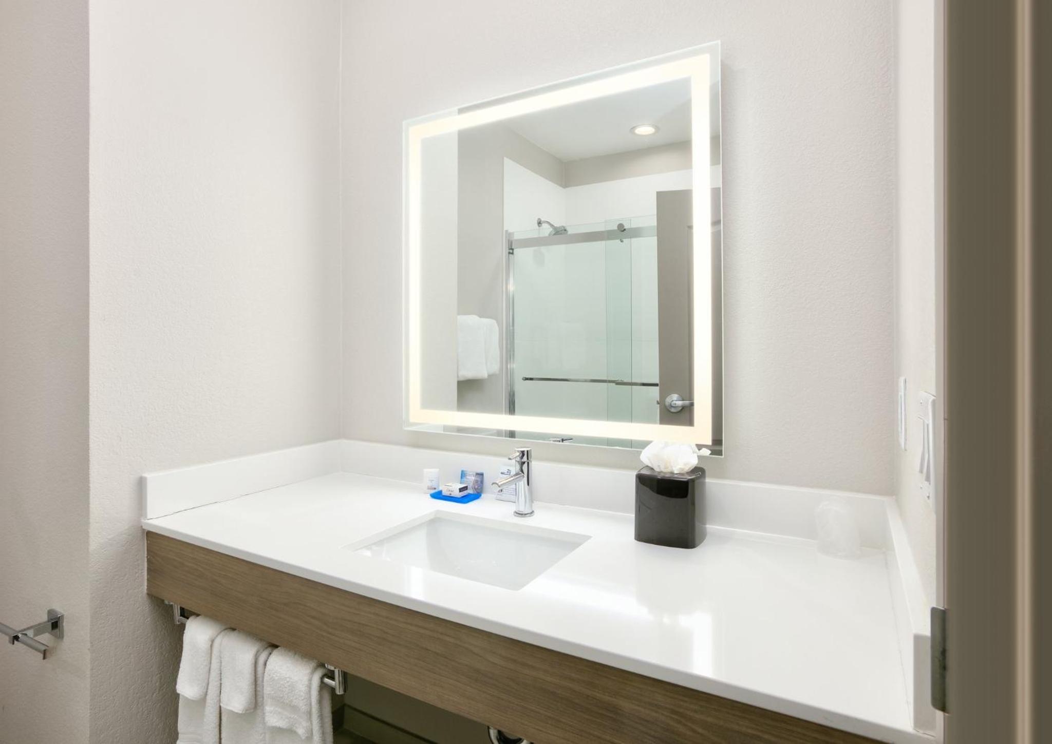 holiday inn express and suites north dallas at preston