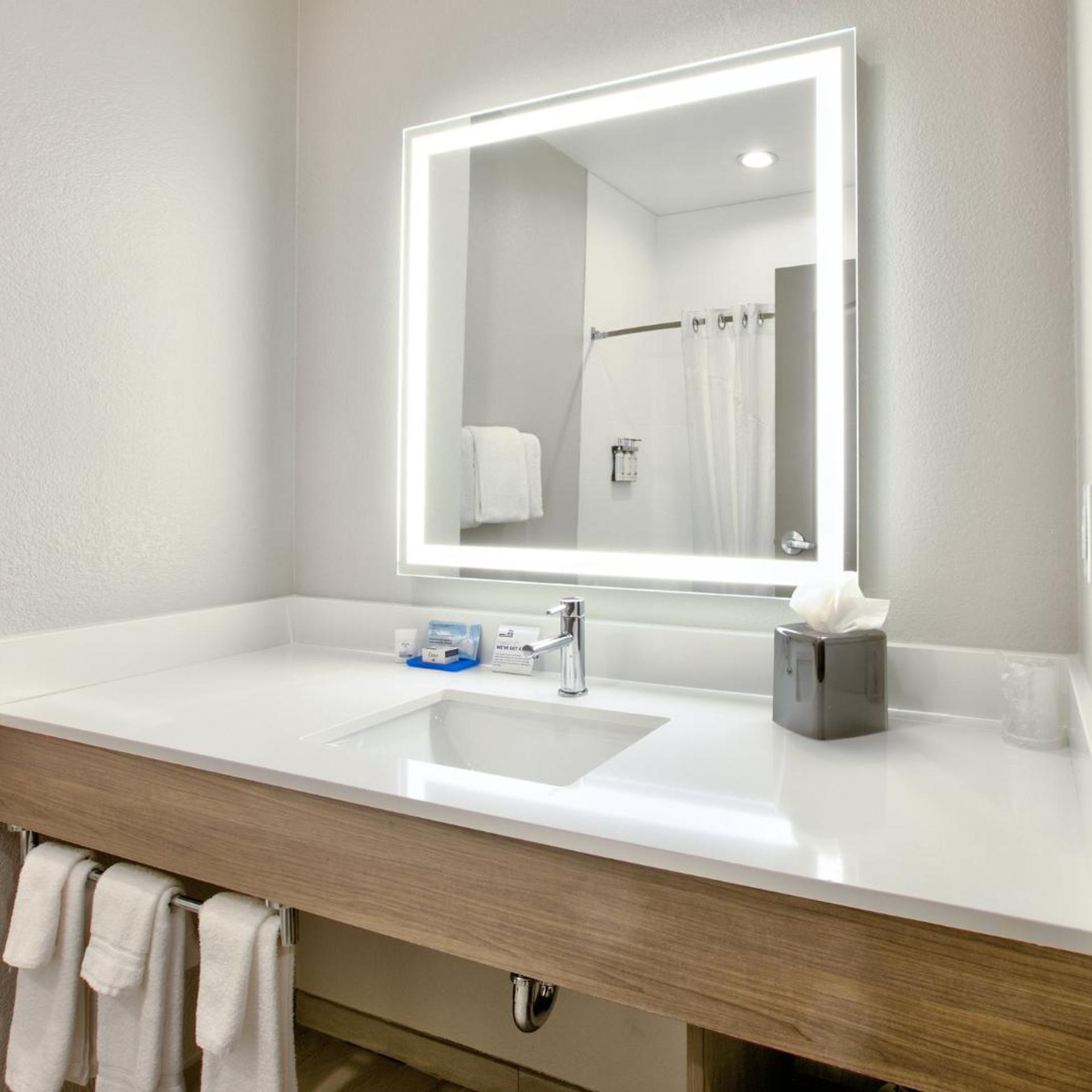 holiday inn express and suites north dallas at preston