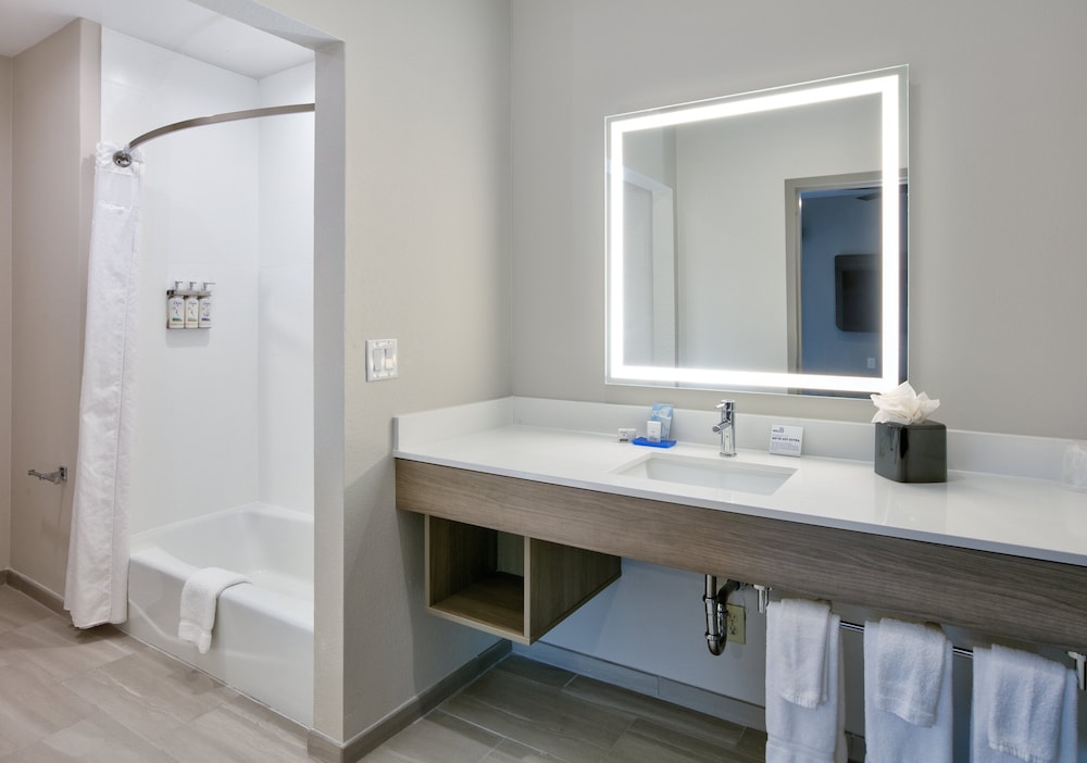 holiday inn express and suites north dallas at preston