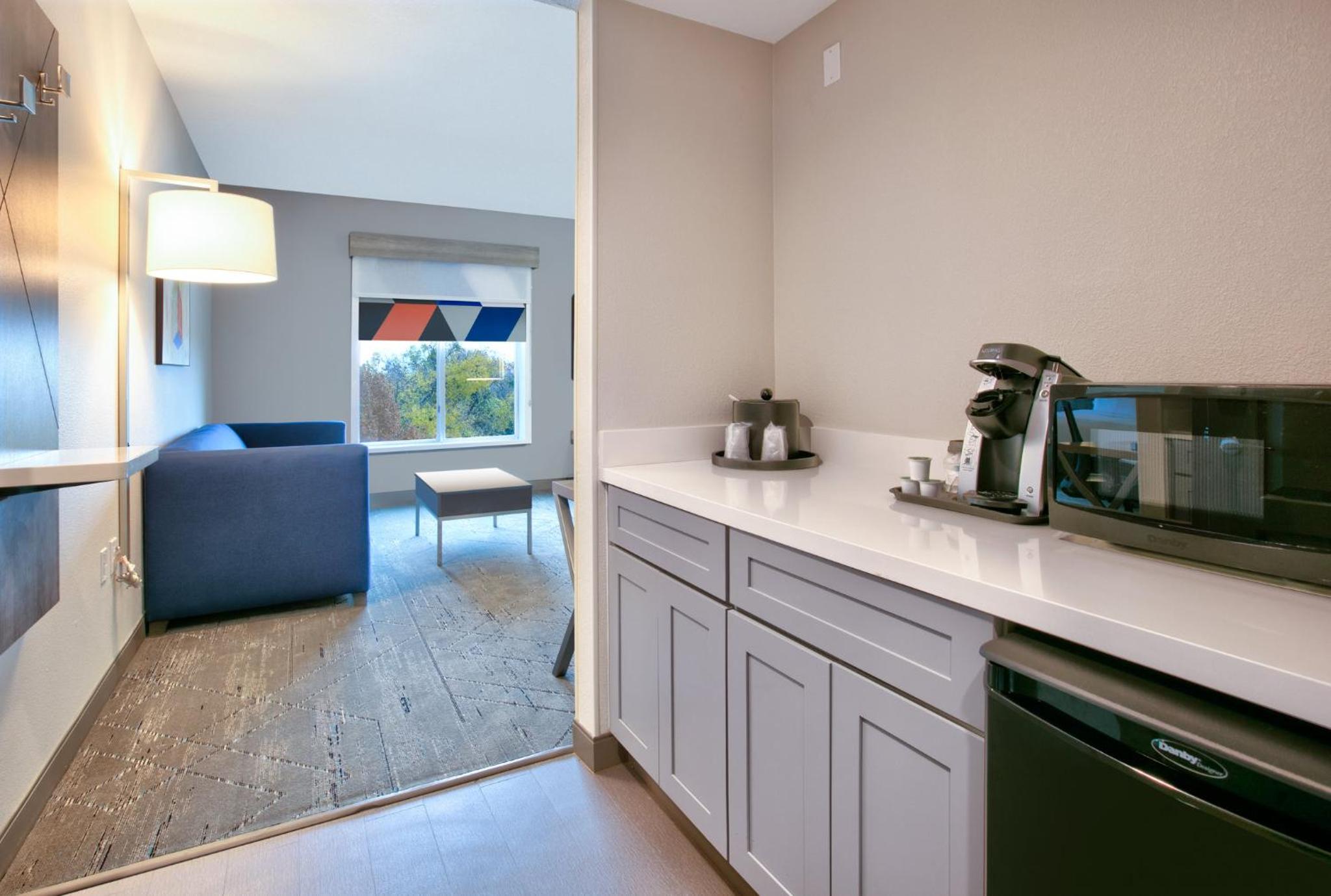 holiday inn express and suites north dallas at preston