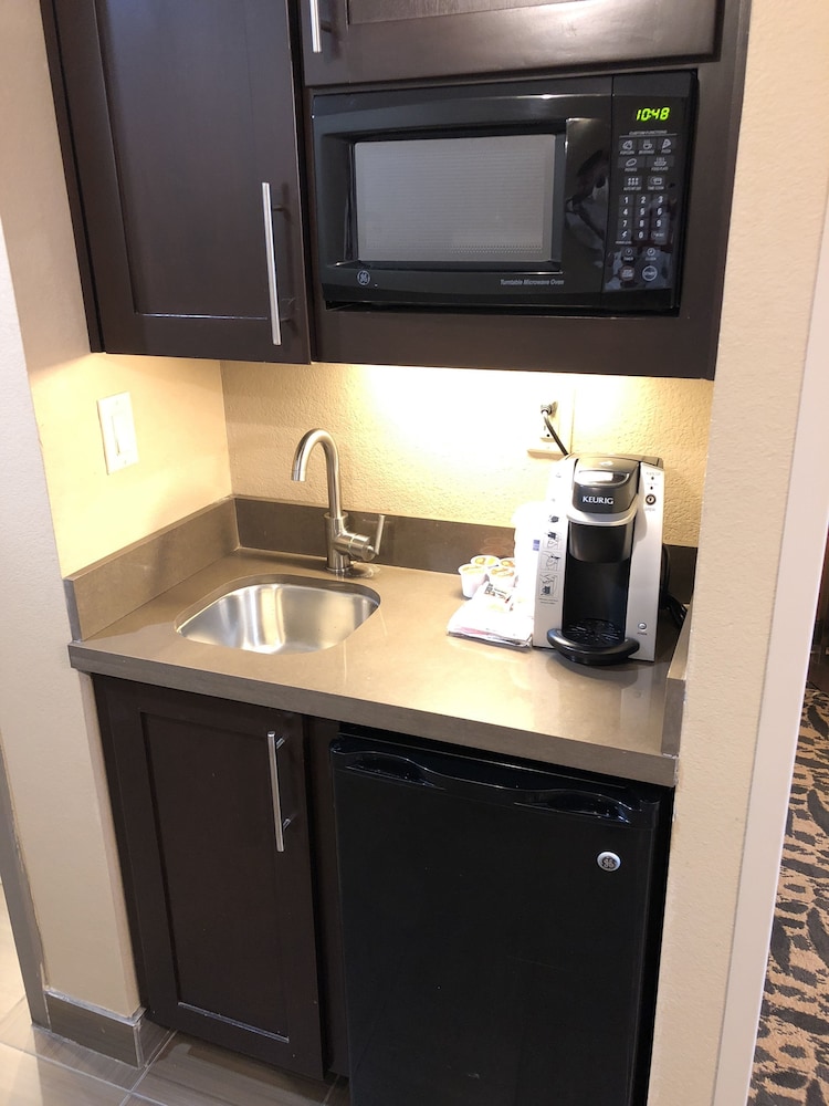 holiday inn express and suites north dallas at preston