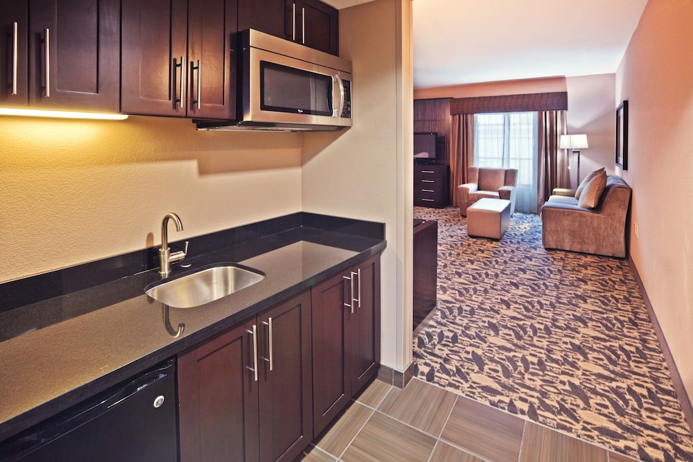 holiday inn express and suites north dallas at preston