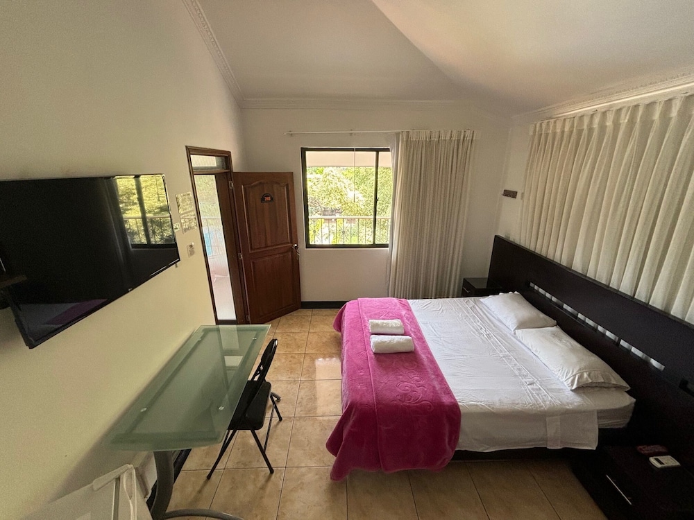 hotel cerritos plaza