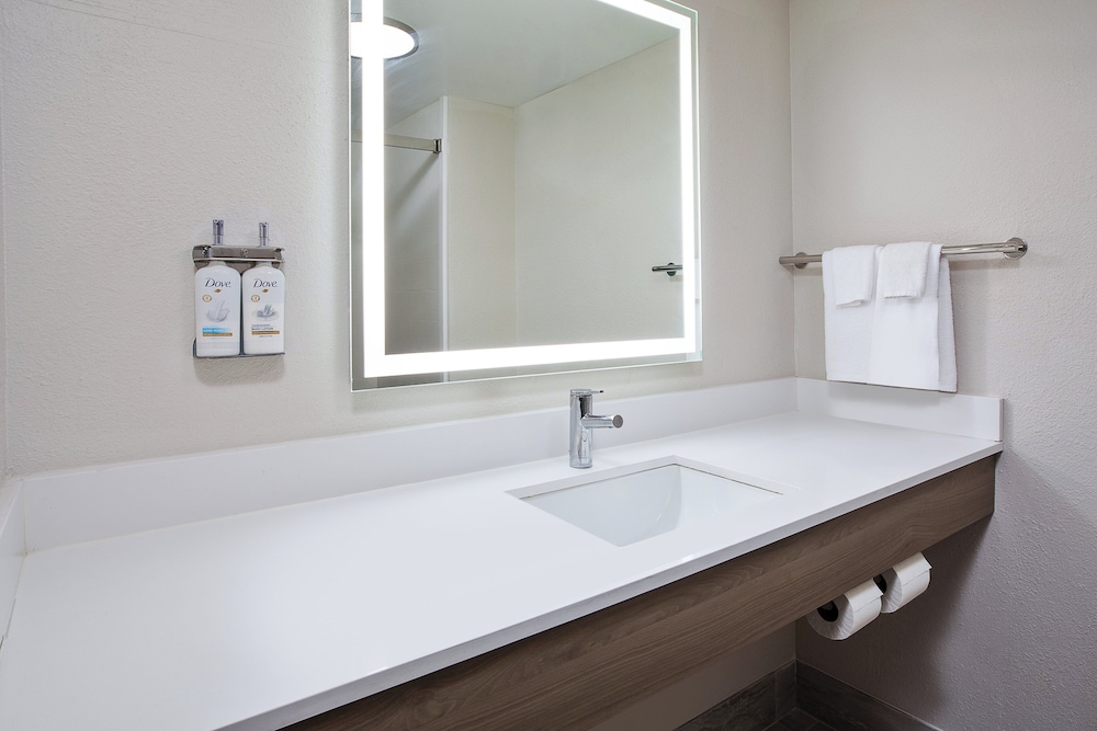 holiday inn express and suites milwaukee nw park place