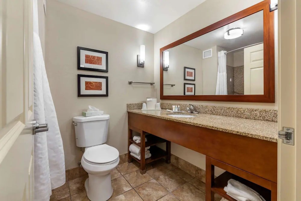 holiday inn express and suites milwaukee nw park place