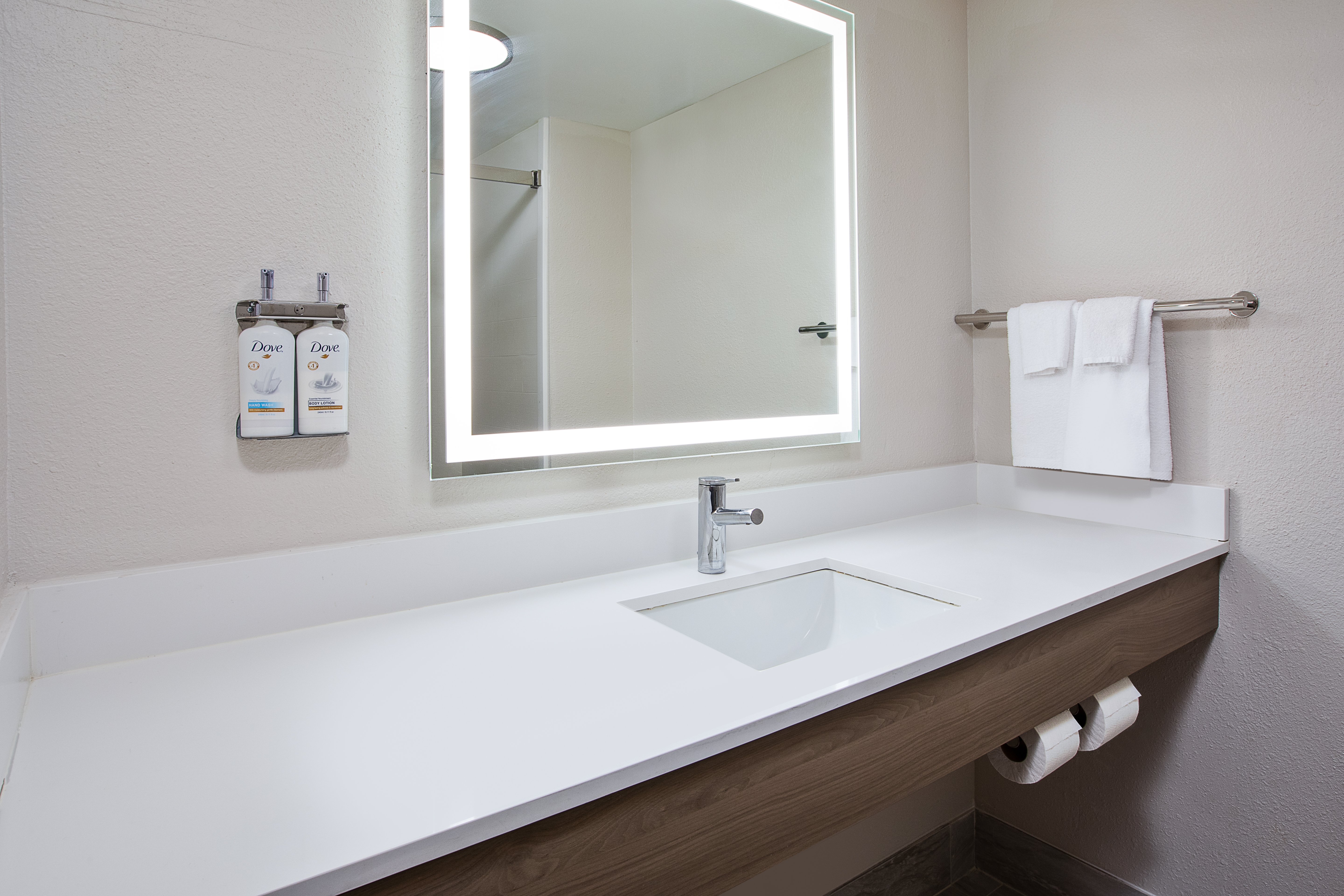 holiday inn express and suites milwaukee nw park place